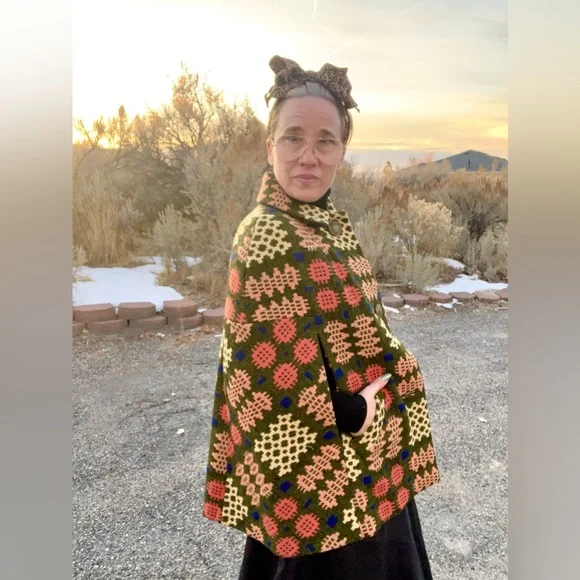 Vintage AMAZINGNESS!!! Embroidered Geometric Print Cape Brocade Stunning - Picture 7 of 9